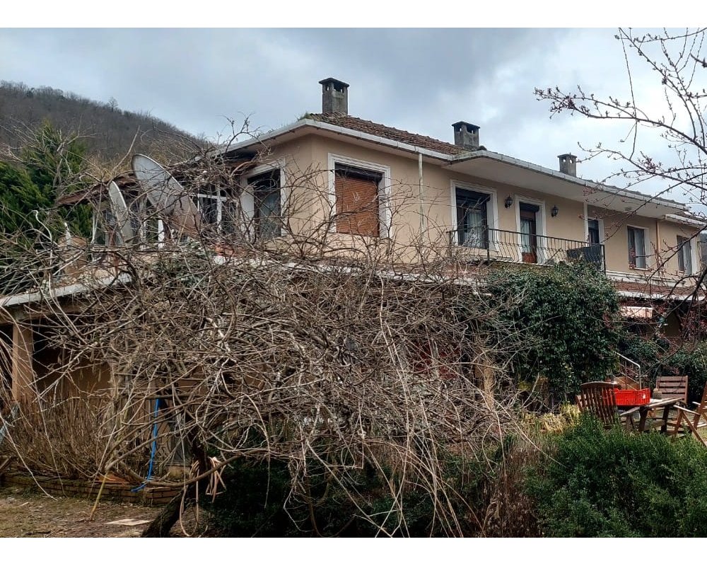 Doğa içerisinde iki katlı villa
