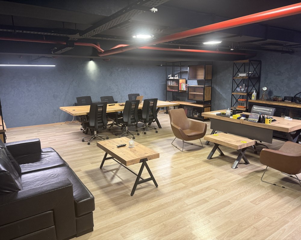 1000 m2 kapalı alan bulunan lüks ofisli retro dekorasyona sahip mekan