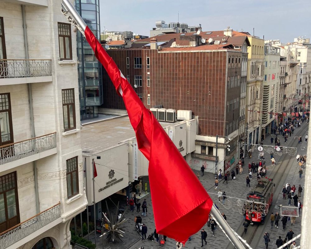 İstiklal'de Tarihi Binada Boğaz Manzaralı Ofis