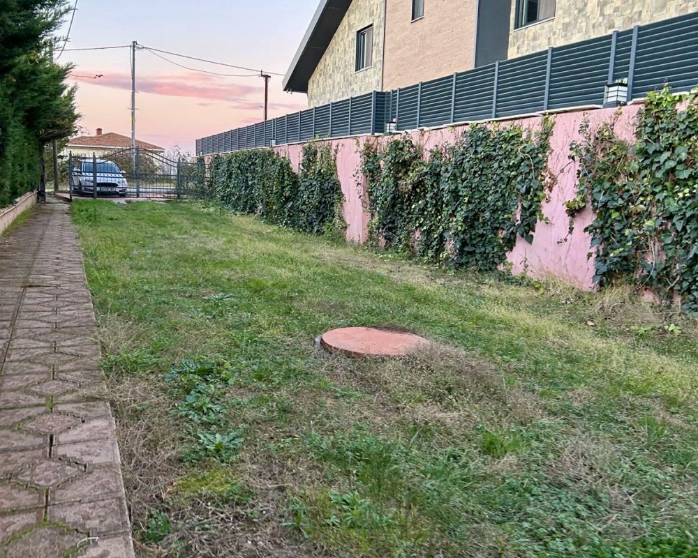 Zekeriyaköy merkezde 1300 m2 arsa içinde Villa