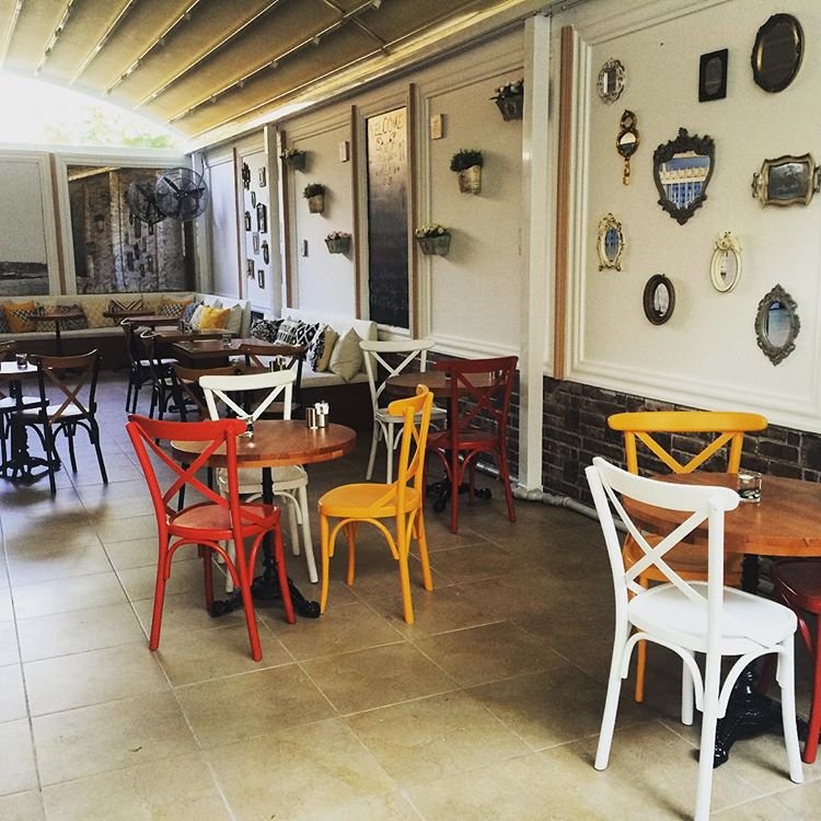 TARİHİ YARIM ADA'DA ŞİRİN BİR CAFE
