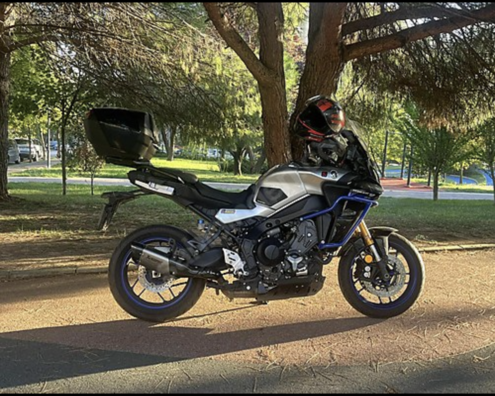 Yamaha Tracer 9 gt Akrapovic egzozlu 2 koltuk ve gidon ısıtmalı 3 lü çantalı