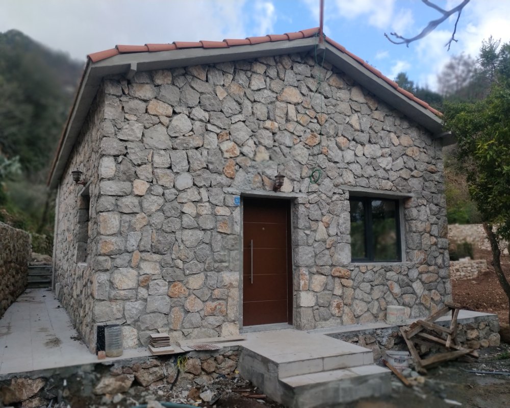 Doğa içerisinde taş ev