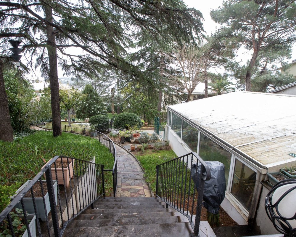 Büyükada'da denize sıfır, havuzlu, geniş bahçeli villa