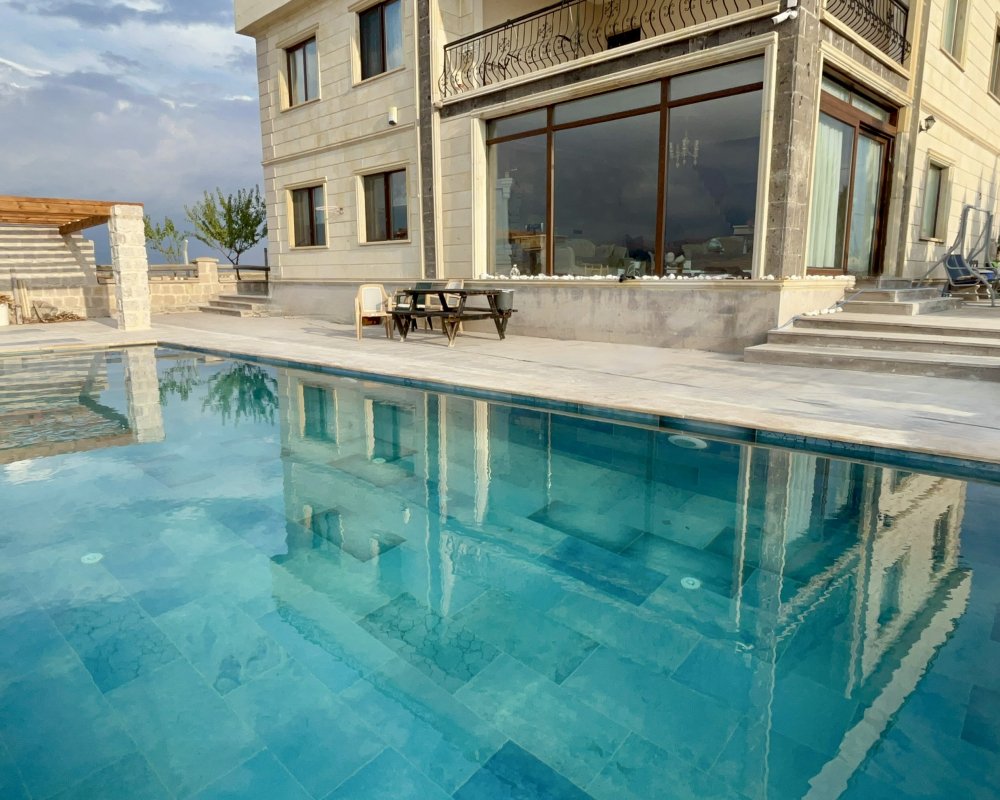 Kapadokyada 4000m2 Irmak manzaralı mükemmel alanda villa ve mağara evi + 2 Havuz