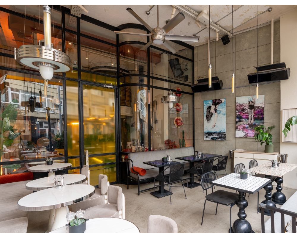 Yuksek tavanli modern Resturant Bar