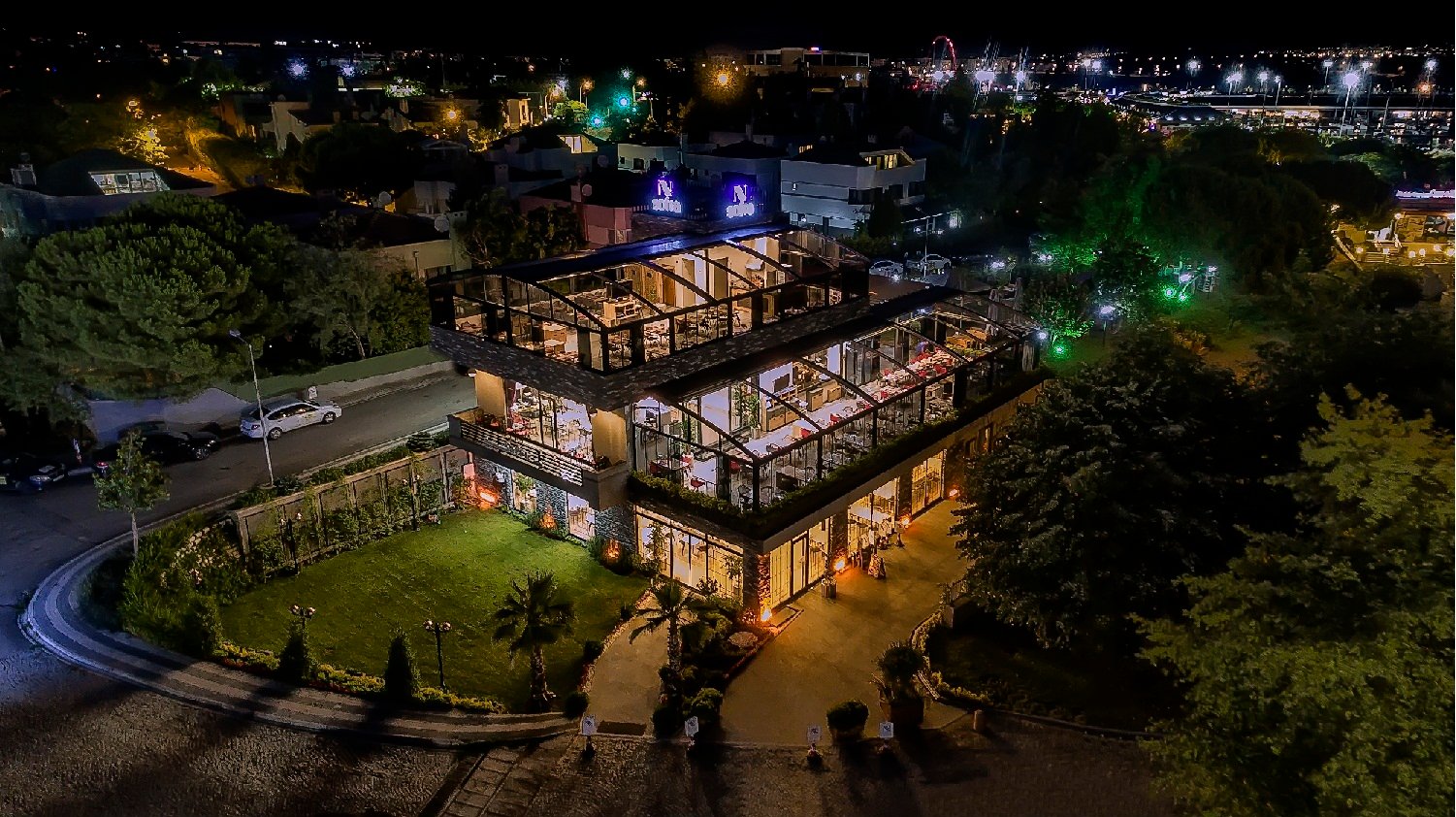 Tuzla sahilde 800 kişilik 3 kat ve bahceli restoran