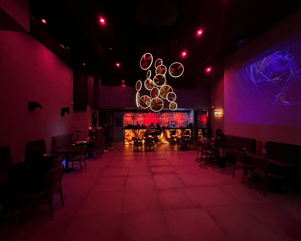 Lüks ve dikkat çekici mimarisi ile dizi ve film için müsait lounge bar