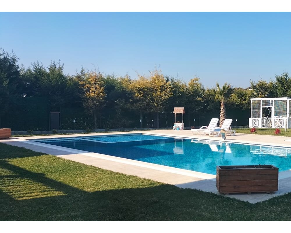 Büyükçekmece Tepekent Villalarında Şık Dekorasyonlu, Geniş Peyzaja Sahip Havuzlu Villa