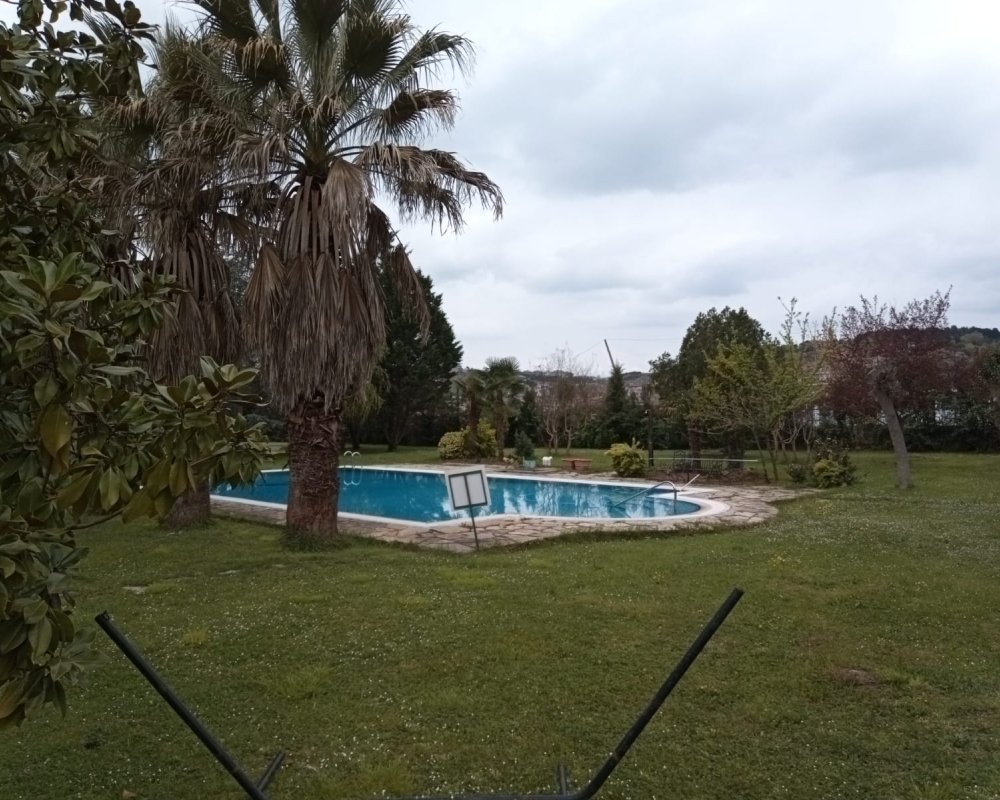 Şehrin gürültüsünden uzak, doğanın kalbinde havuzlu sitede villa