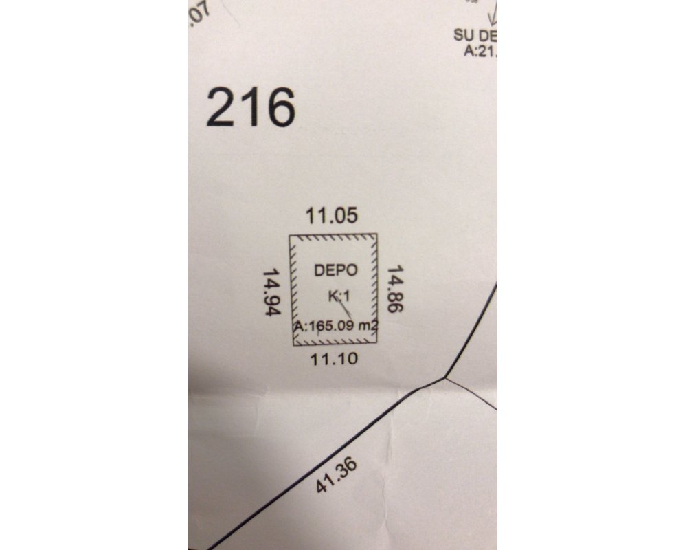 Ağaçlık arazı,Depo ve tek katlı ev