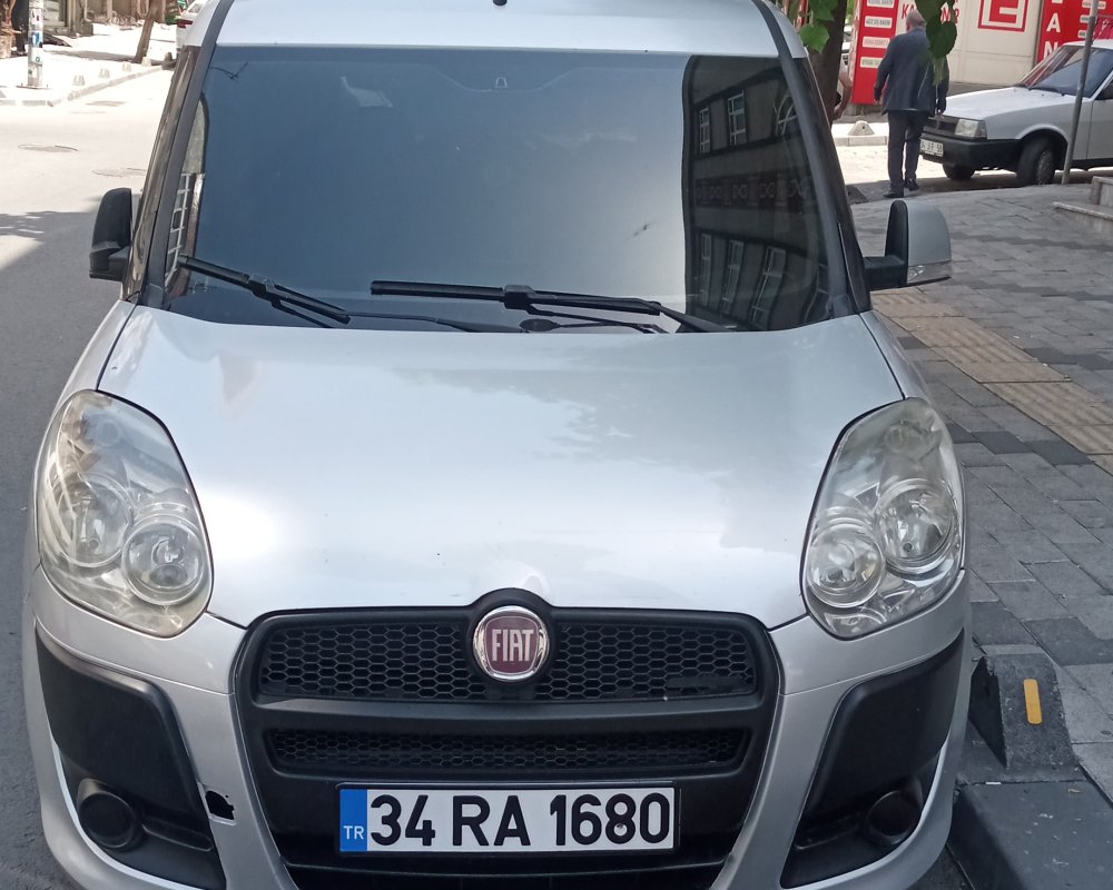 Dizi setlerinde şoförlü bir şekilde çalışacak kostüm veya sanat bölümünde çalışacak Doblo aracımız vardır. Aracimiz rahat ve konforludur. Kostüm işleri için araçta bagajda askılık mevcuttur. Bagajı geniştir.